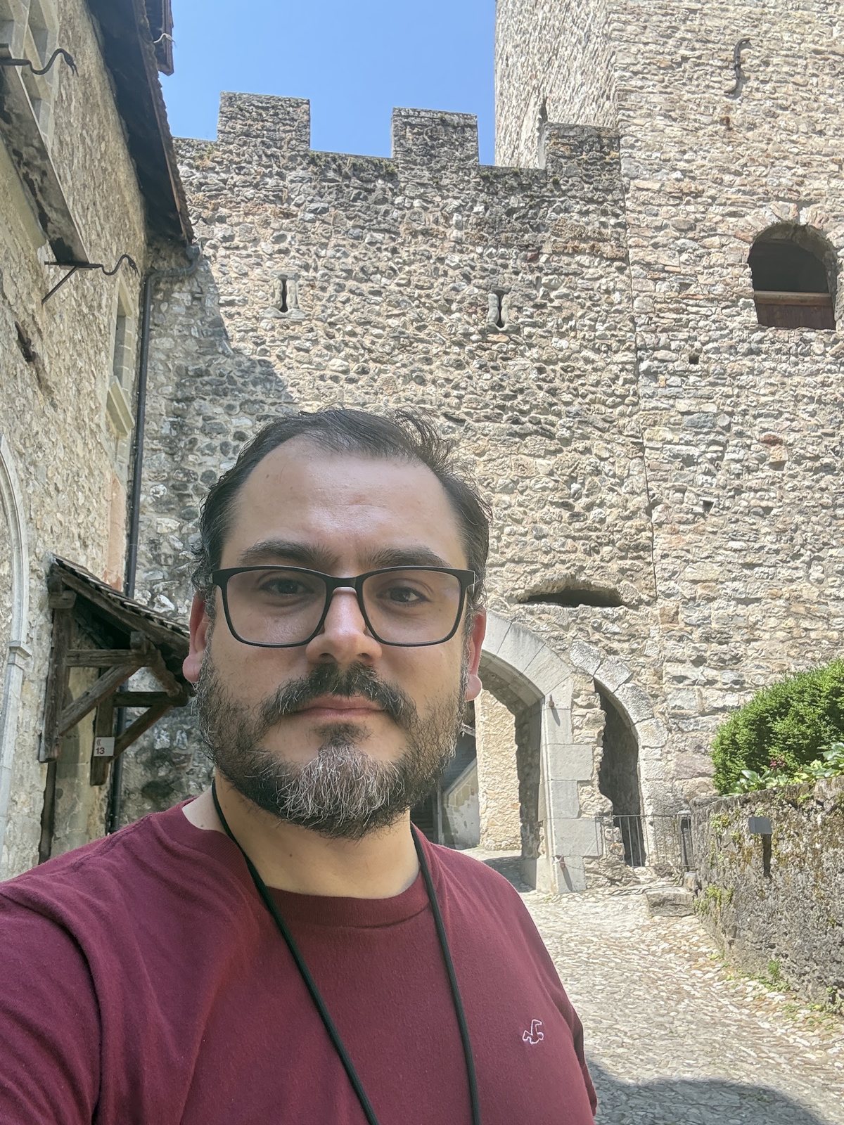 Raphael, da Viagem Suíça, no pátio do Castelo de Chillon, com a muralha de seixos e os arcos de pedra ao fundo