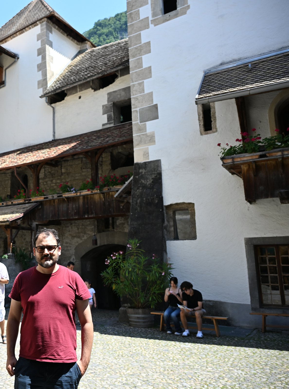 Raphael, da Viagem Suíça, no segundo pátio do Castelo de Chillon, com a galeria de madeira florida ao fundo