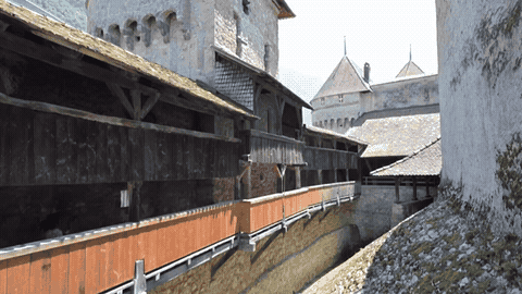 Animação das galerias cobertas de madeira e torres do Castelo de Chillon
