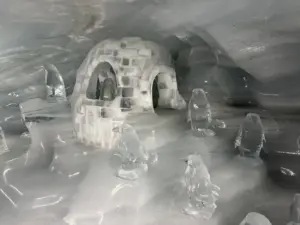 Esculturas de pinguins e iglu no Palácio de Gelo do Jungfraujoch