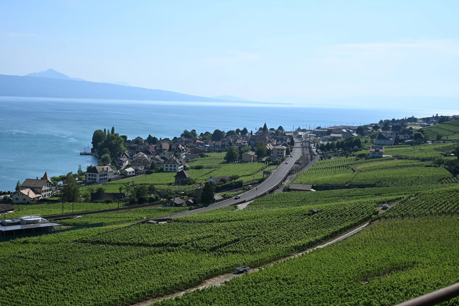 Vinhedos de Lavaux, uma vila à beira do Lago Léman e a estrada entre os terraços