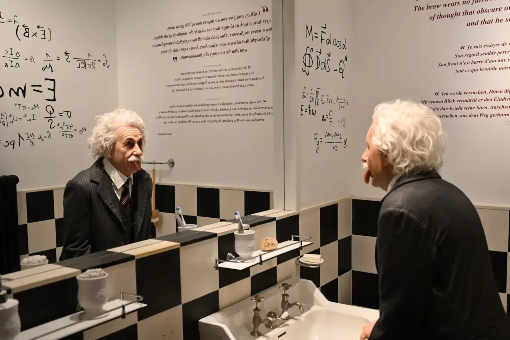 Figura de Albert Einstein diante de espelhos no museu Chaplin’s World