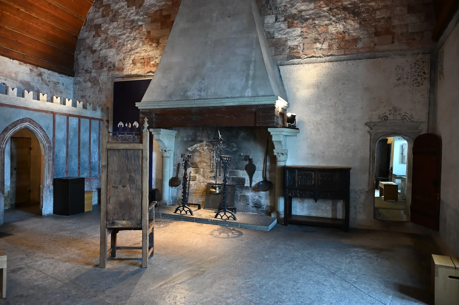 Lareira com utensílios de metal no interior do Castelo de Chillon