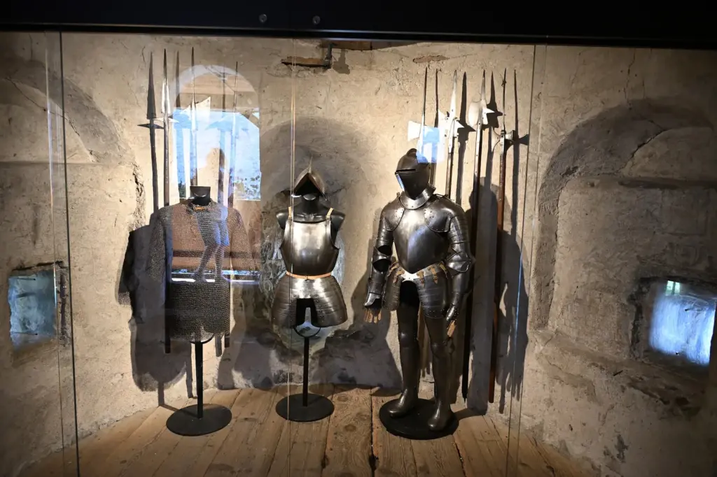 Armaduras e armas de haste na sala de armas do Castelo de Chillon