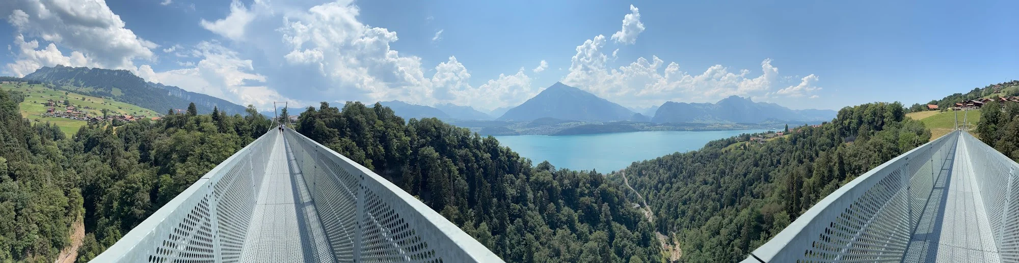 Panorama da ponte suspensa de Sigriswil com o Lago Thun e montanhas ao fundo