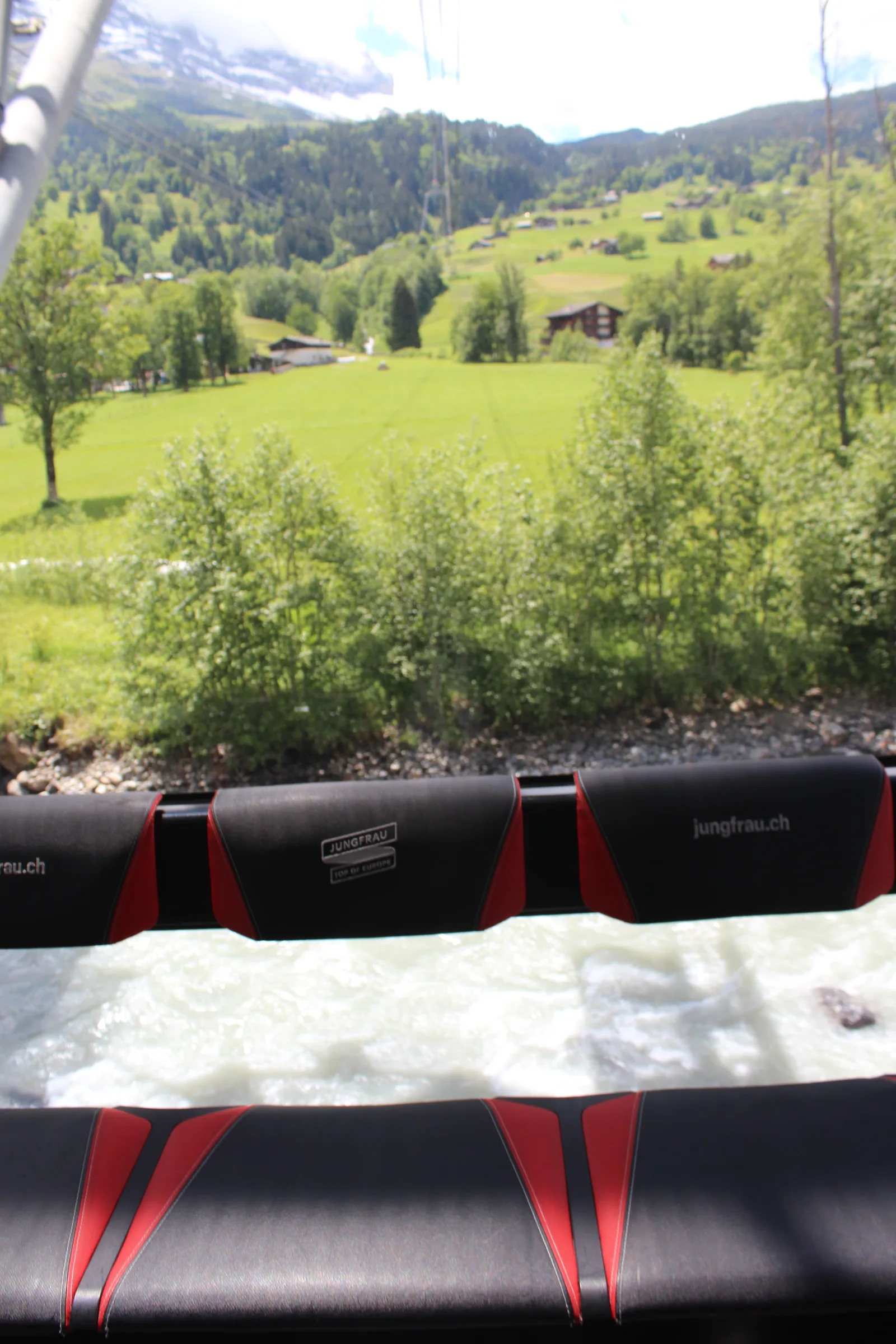 Assentos da cabine do Eiger Express com vista para o vale de Grindelwald