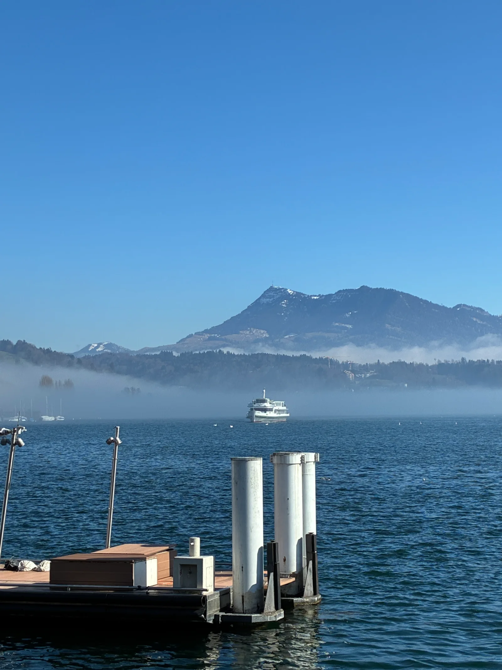 Barco no Lago de Lucerna com montanhas ao fundo