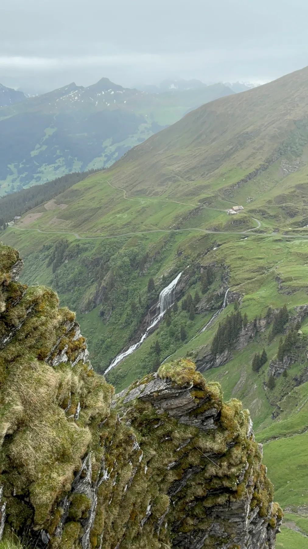 Vale verde com cachoeira e montanhas na região de Grindelwald First