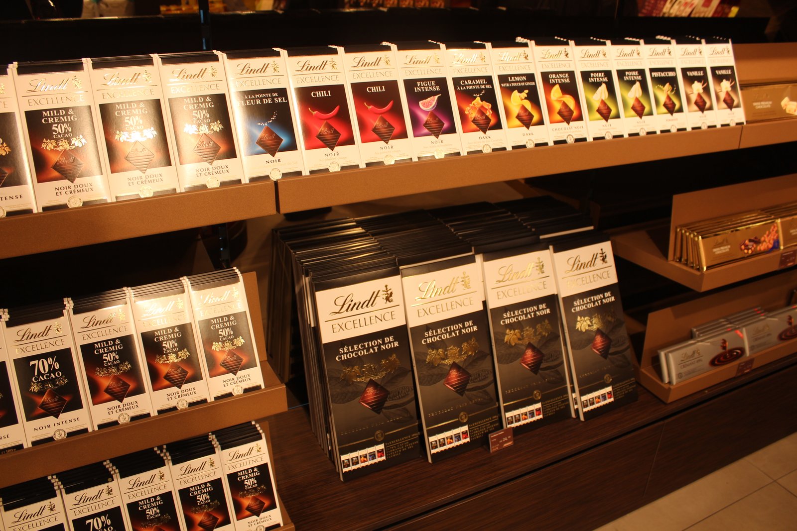 Barras de chocolate Lindt Excellence em prateleiras de uma loja na Suíça