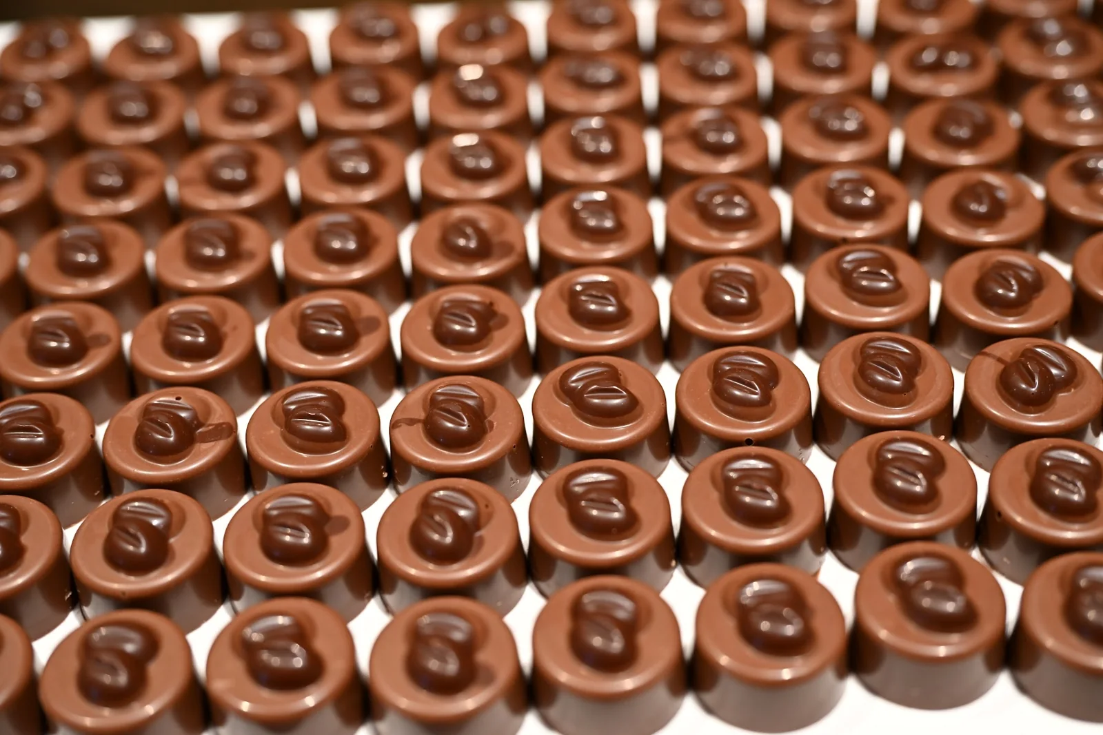 Fileiras de chocolates expostos na Maison Cailler, em Broc