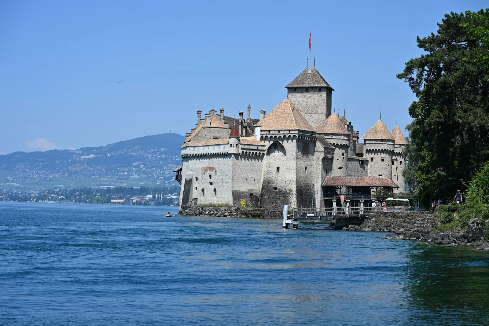 Castelo de Chillon às margens do Lago Léman em um dia de céu azul
