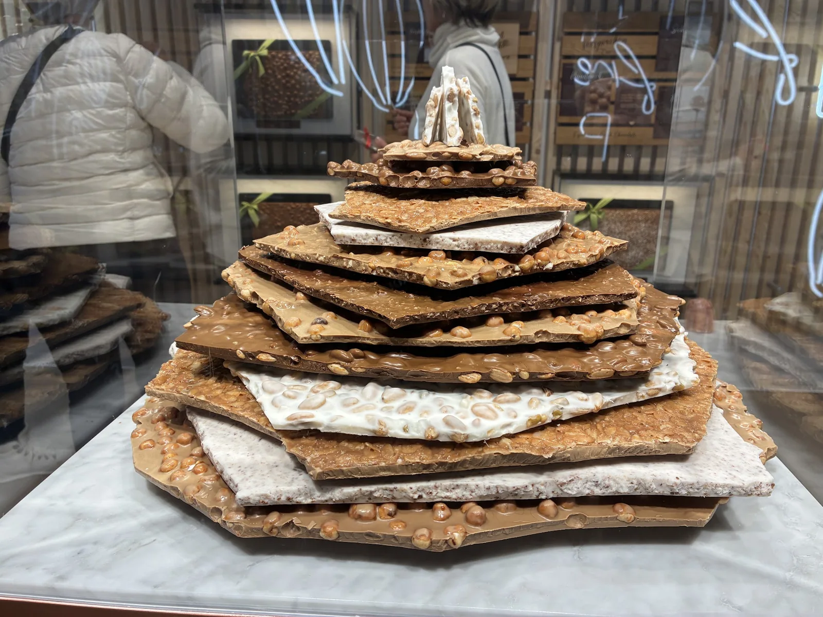 Placas de chocolate com castanhas na vitrine da Läderach