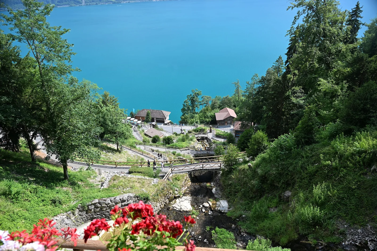 Caminhos e jardins das Grutas de São Beatus acima das águas azuis do Lago Thun