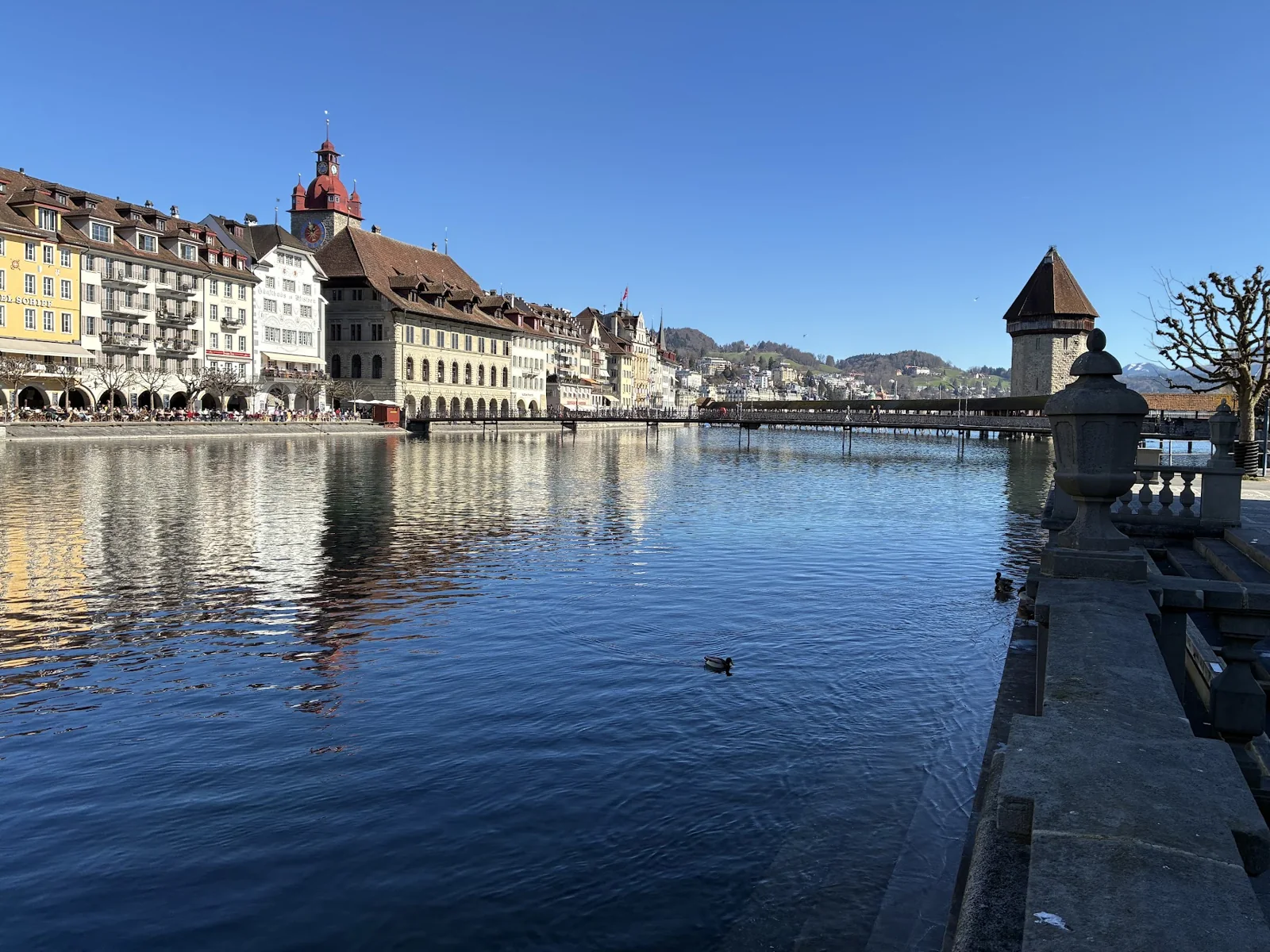 Casario de Lucerna à margem do rio Reuss e ponte coberta