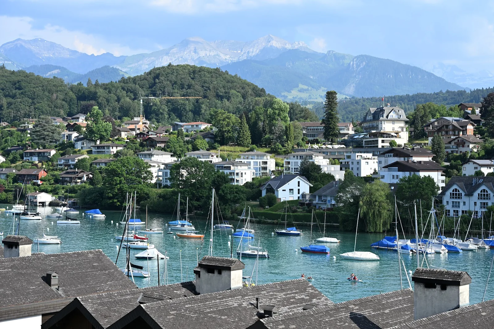 Barcos na baía de Spiez e montanhas ao fundo