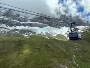 Cabine do Eiger Express diante das encostas da região de Grindelwald