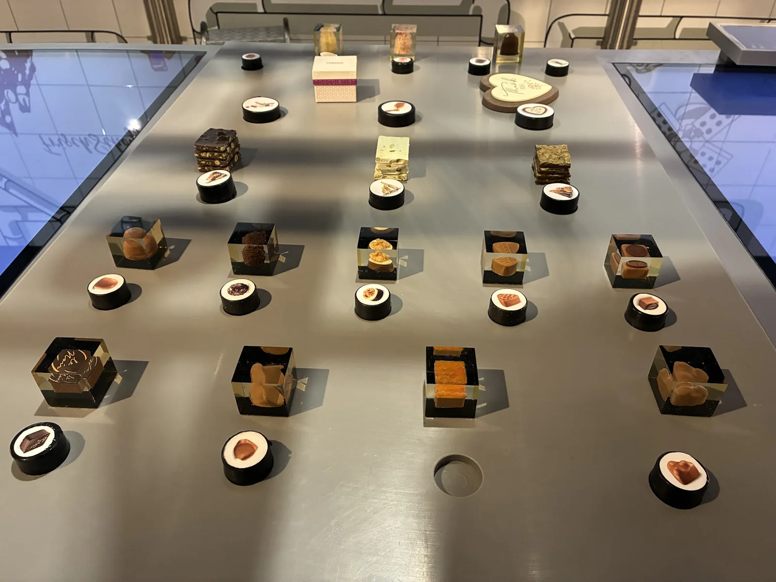 Diferentes formatos de chocolates na exposição da Läderach
