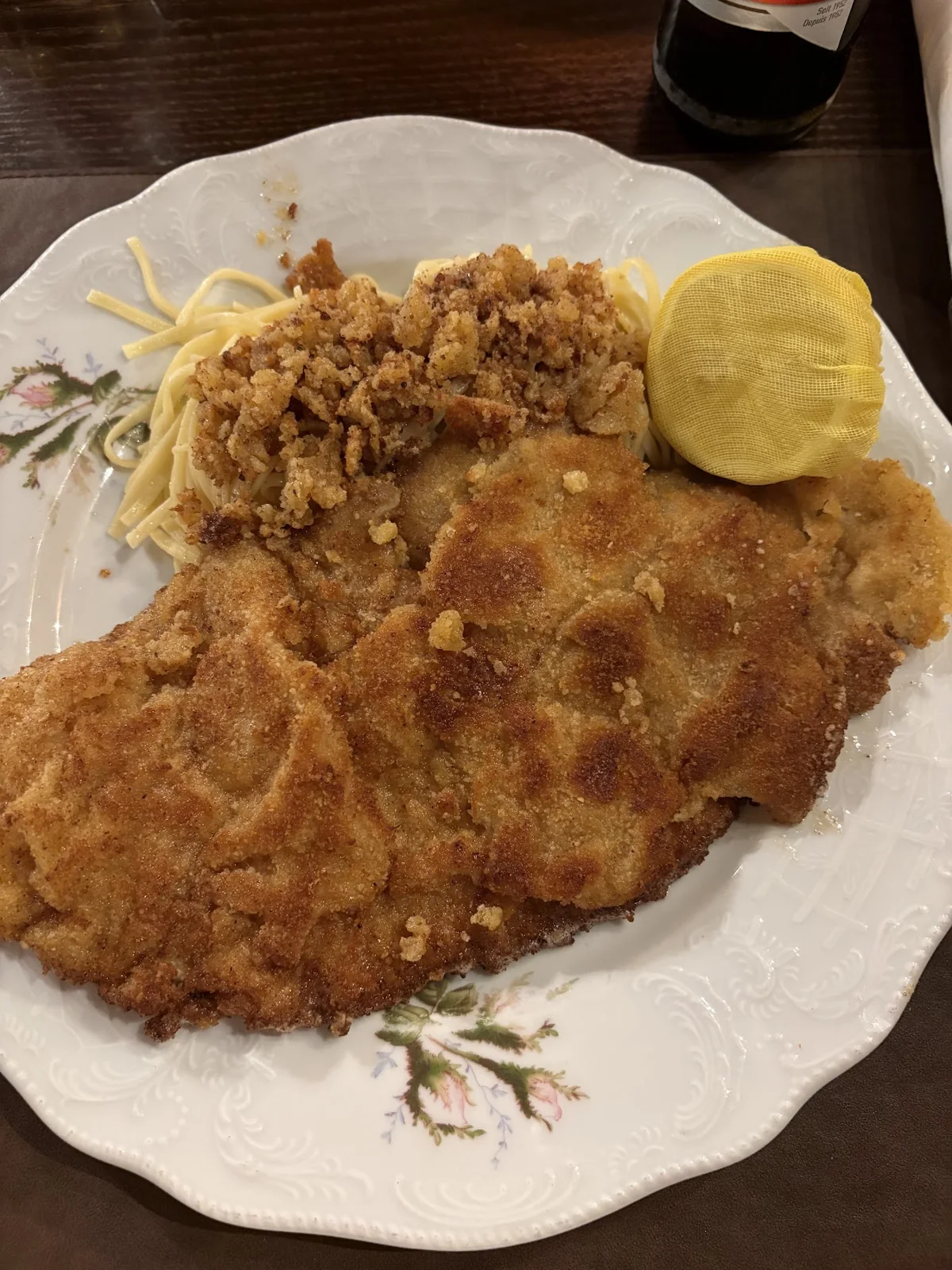 Wiener Schnitzel servido com limão no Old Swiss House, em Lucerna