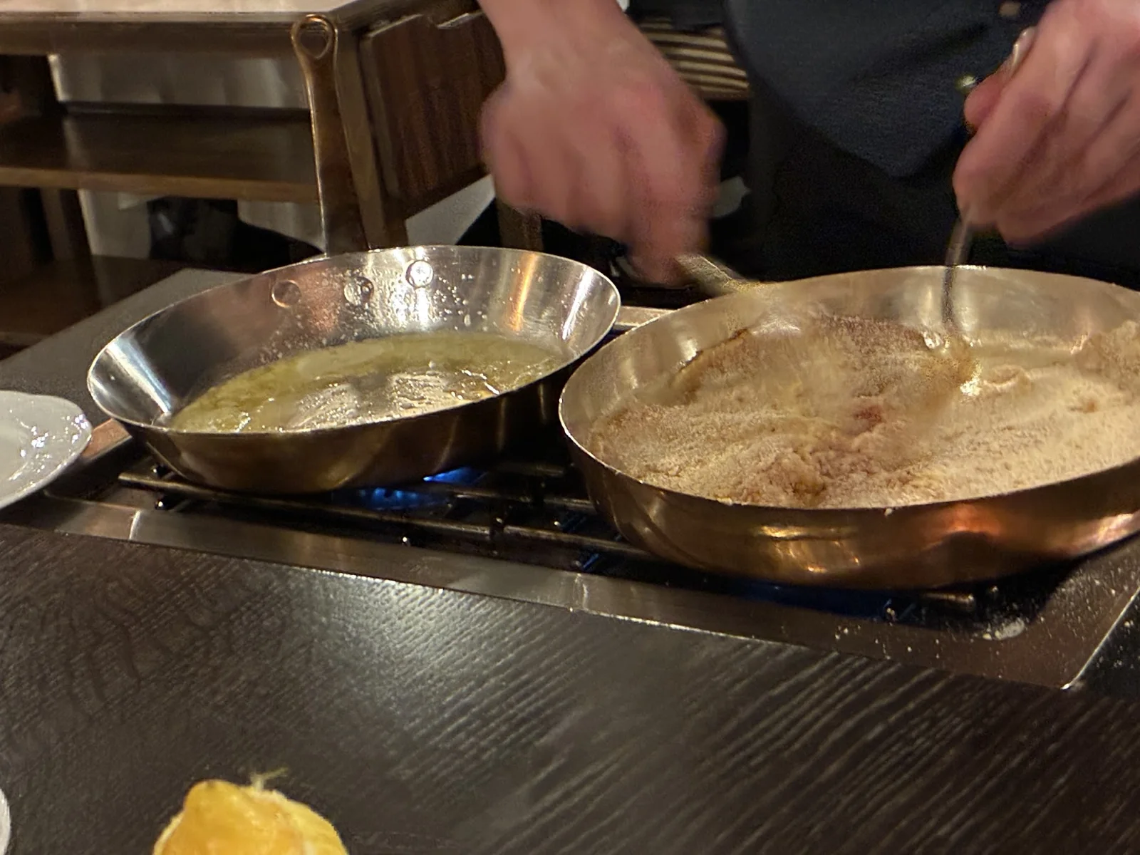 Preparo do Wiener Schnitzel à mesa no Old Swiss House, em Lucerna