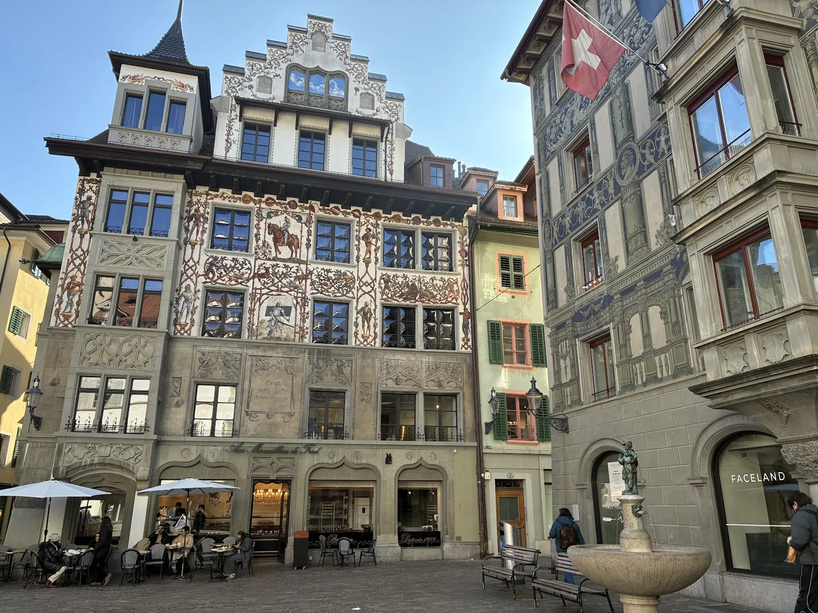 Fachadas pintadas e fonte na Weinmarkt, no centro histórico de Lucerna