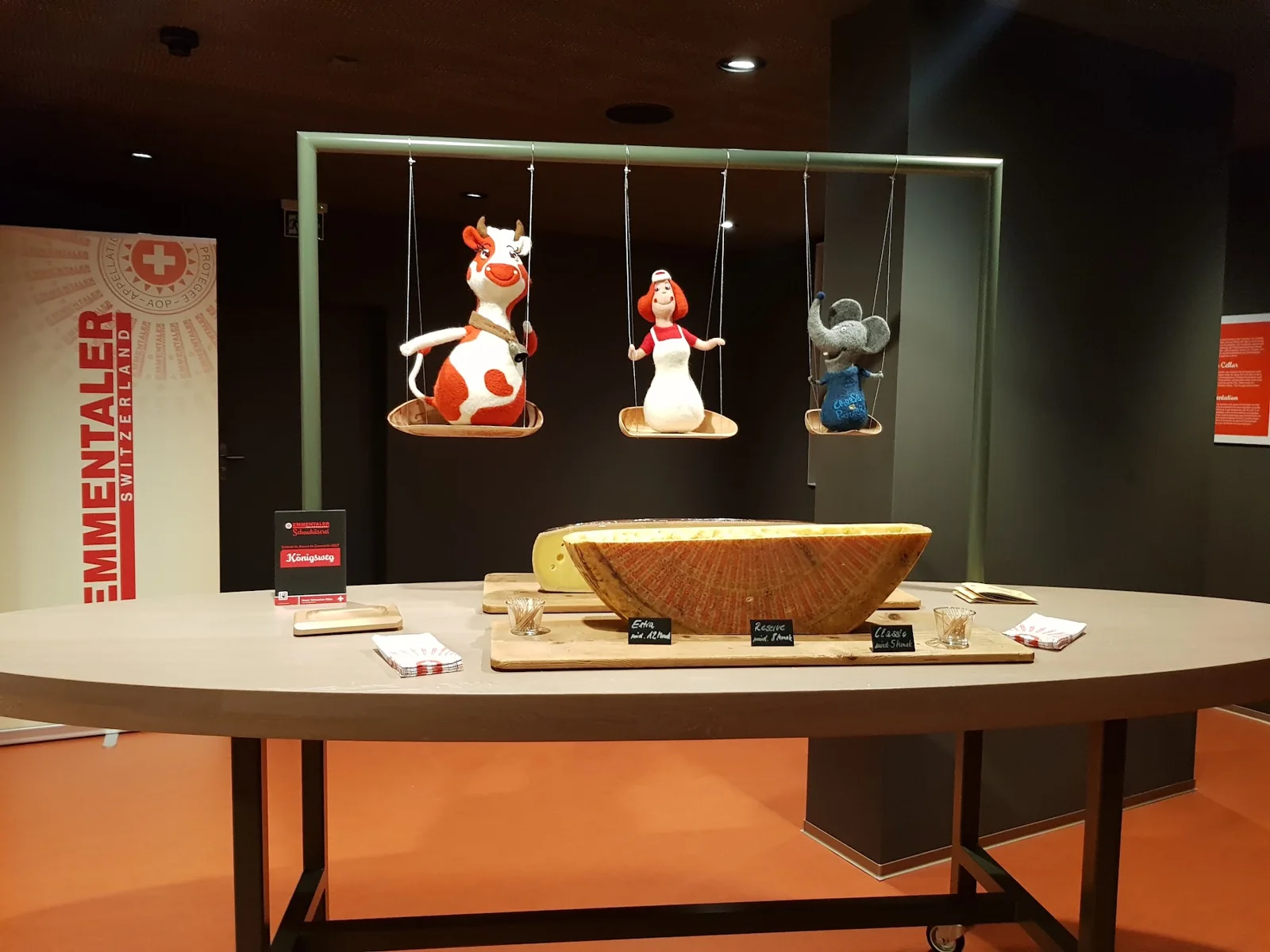 Uma roda de Emmentaler cortada ao meio em uma exposição sobre o queijo suíço