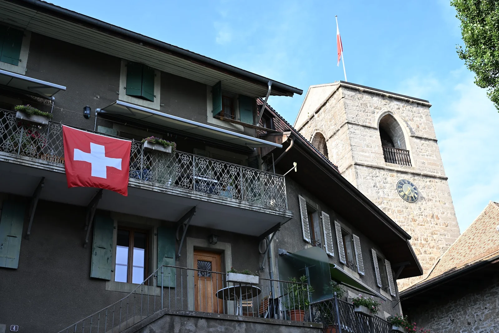 Fachadas de um vilarejo de Lavaux, com a torre da igreja ao fundo
