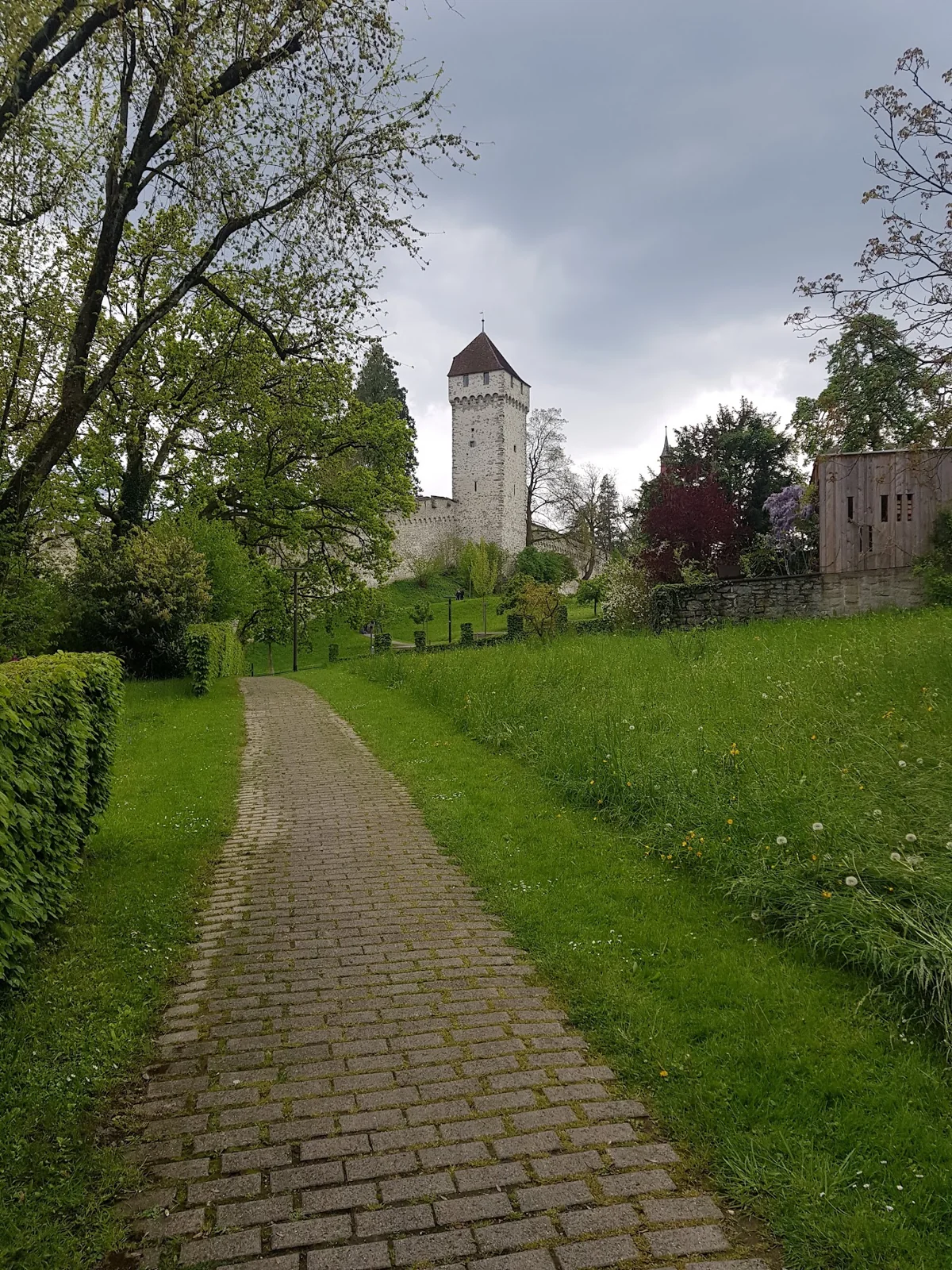 Caminho junto à muralha e às torres de Musegg, em Lucerna