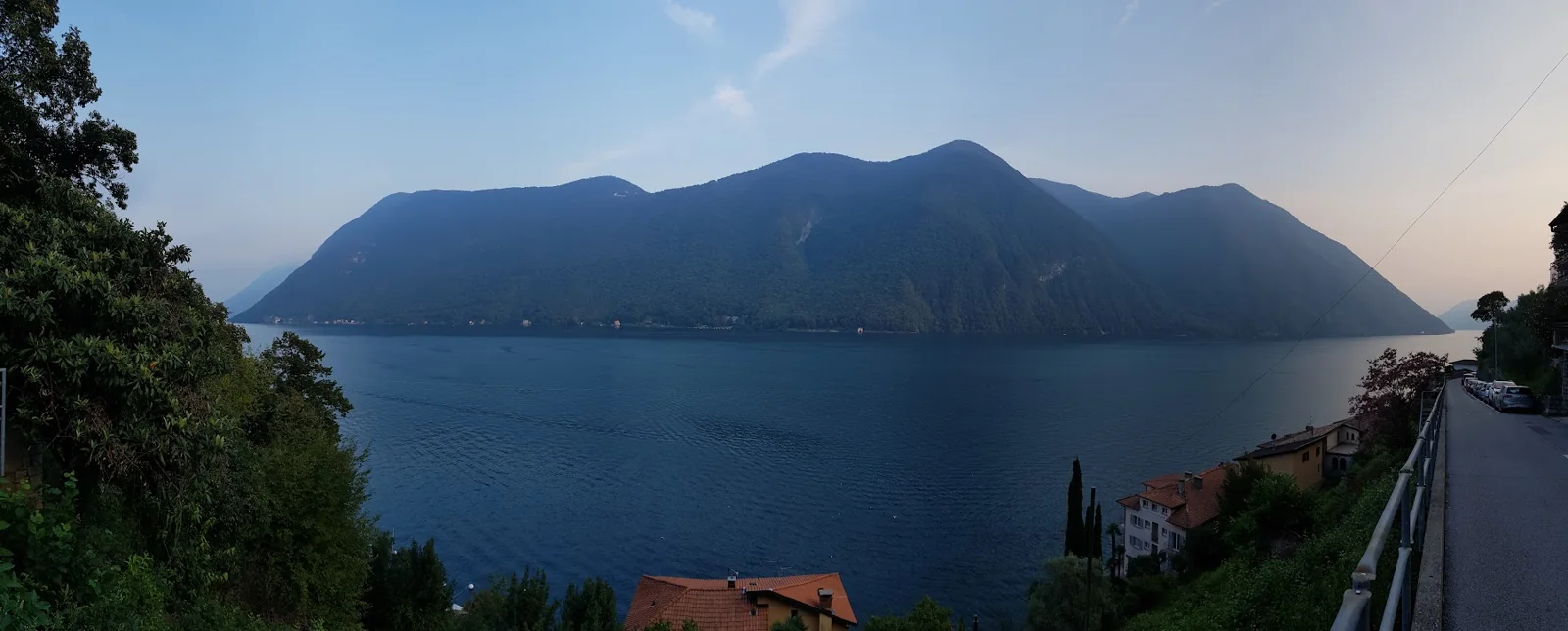 O Lago de Lugano entre encostas arborizadas