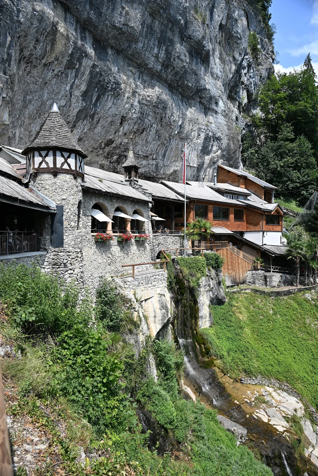 Construções junto à entrada das Grutas de São Beatus, na encosta rochosa