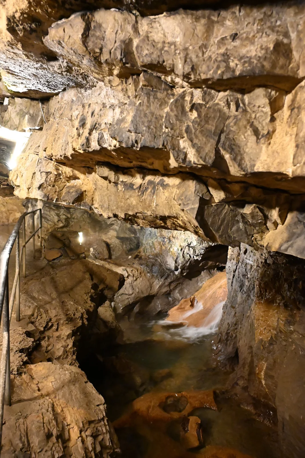 Água e formações rochosas no interior das Grutas de São Beatus