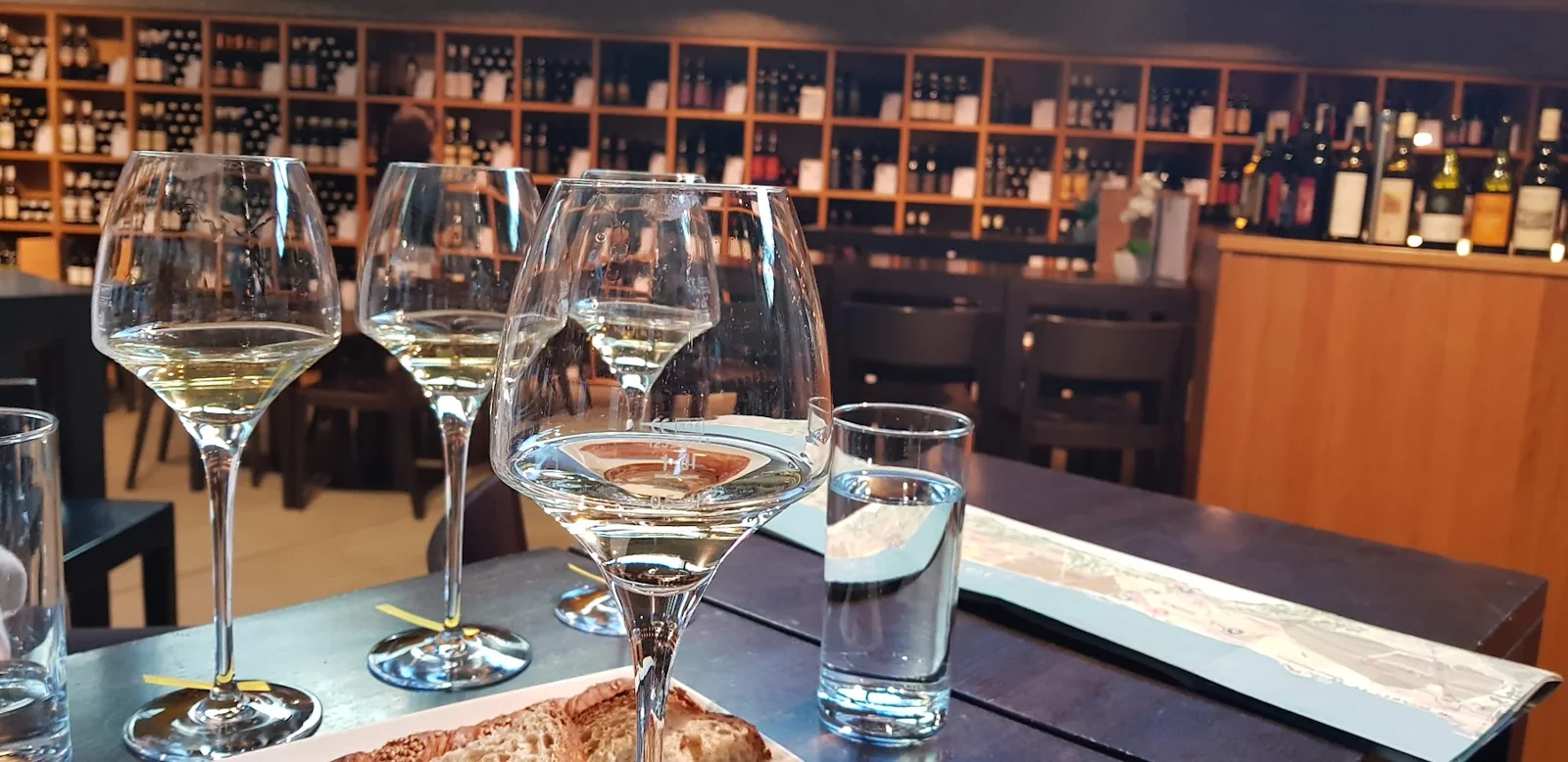 Taças preparadas para uma degustação de vinhos na Suíça