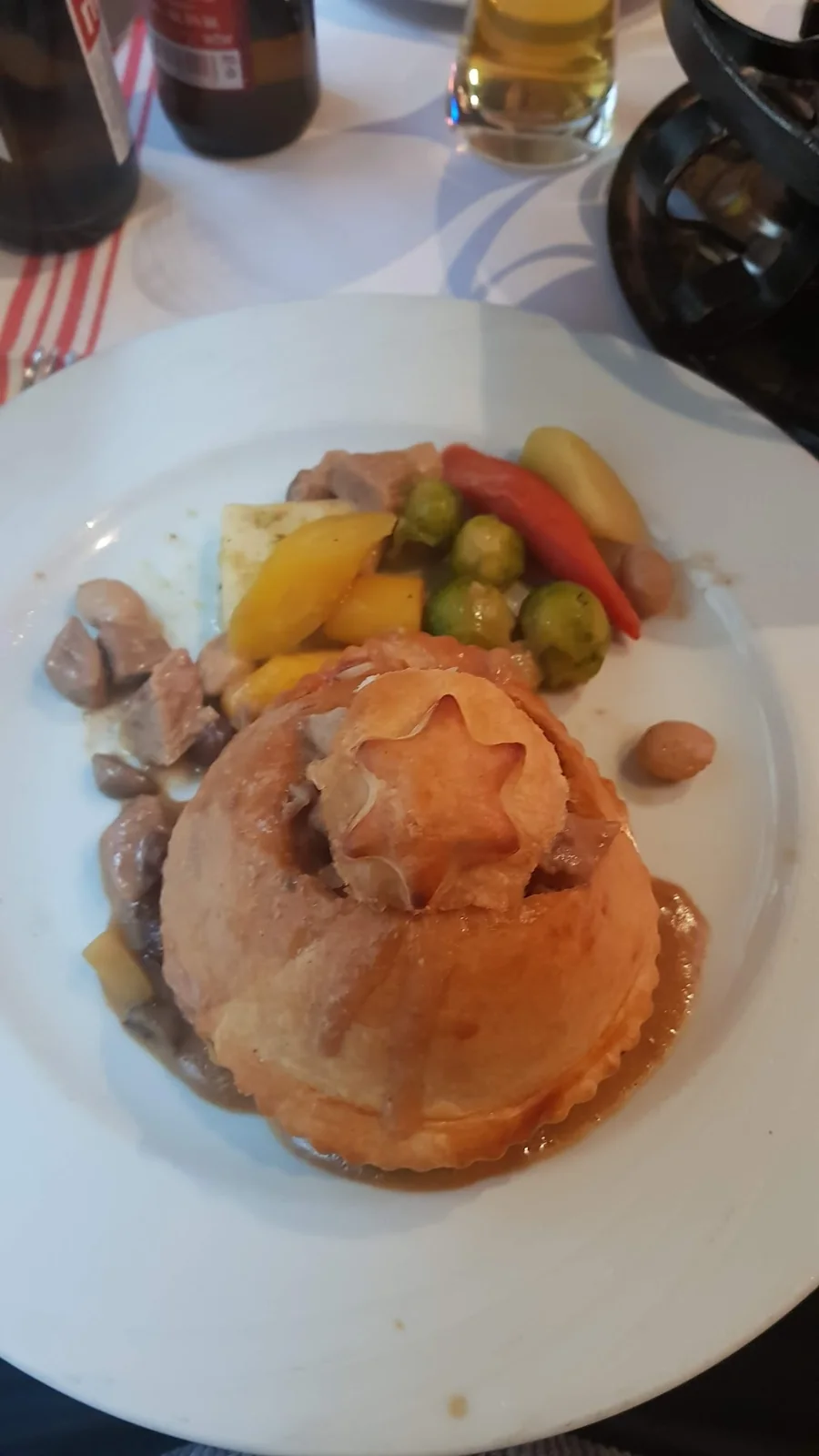 Folhado salgado com molho e legumes, servido em Lucerna