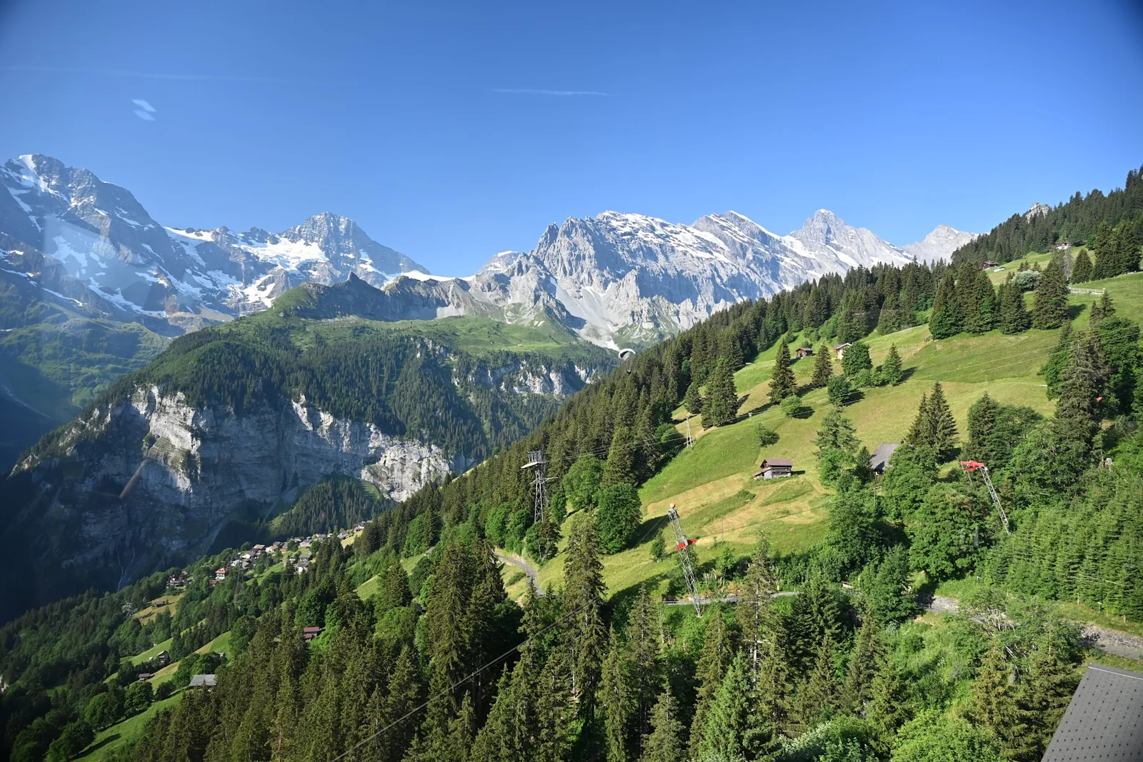 Prados e montanhas na região de Mürren, acima do vale de Lauterbrunnen