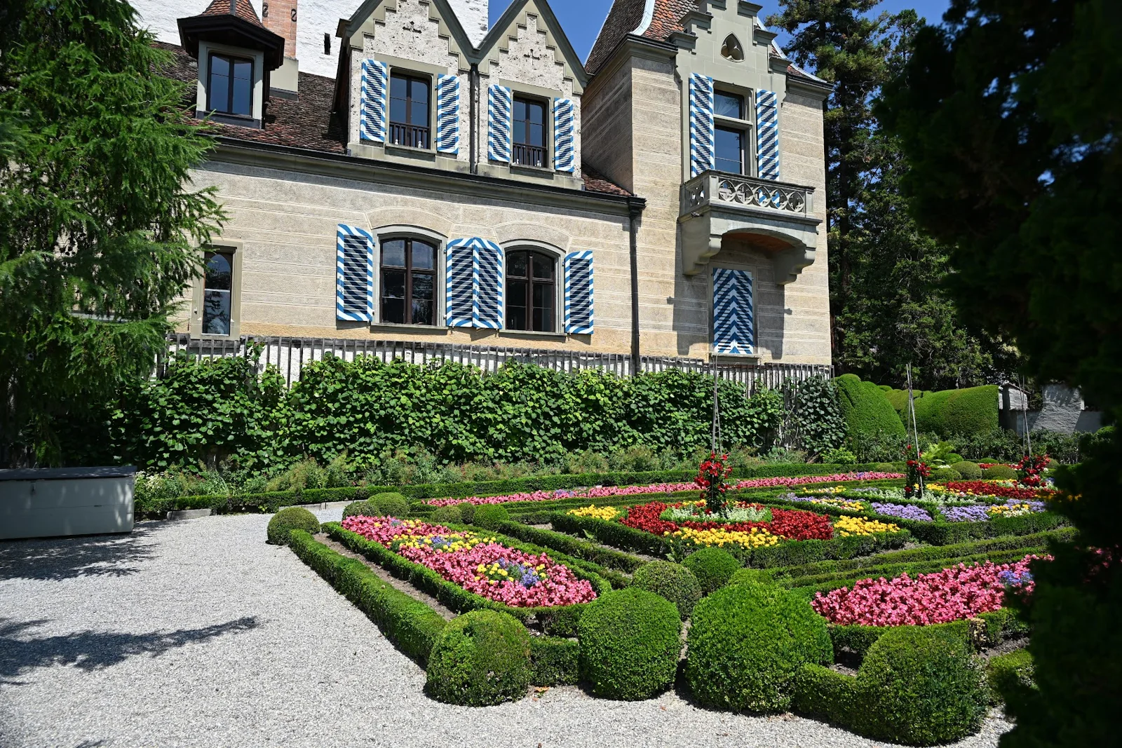 Canteiros geométricos junto ao Castelo de Oberhofen