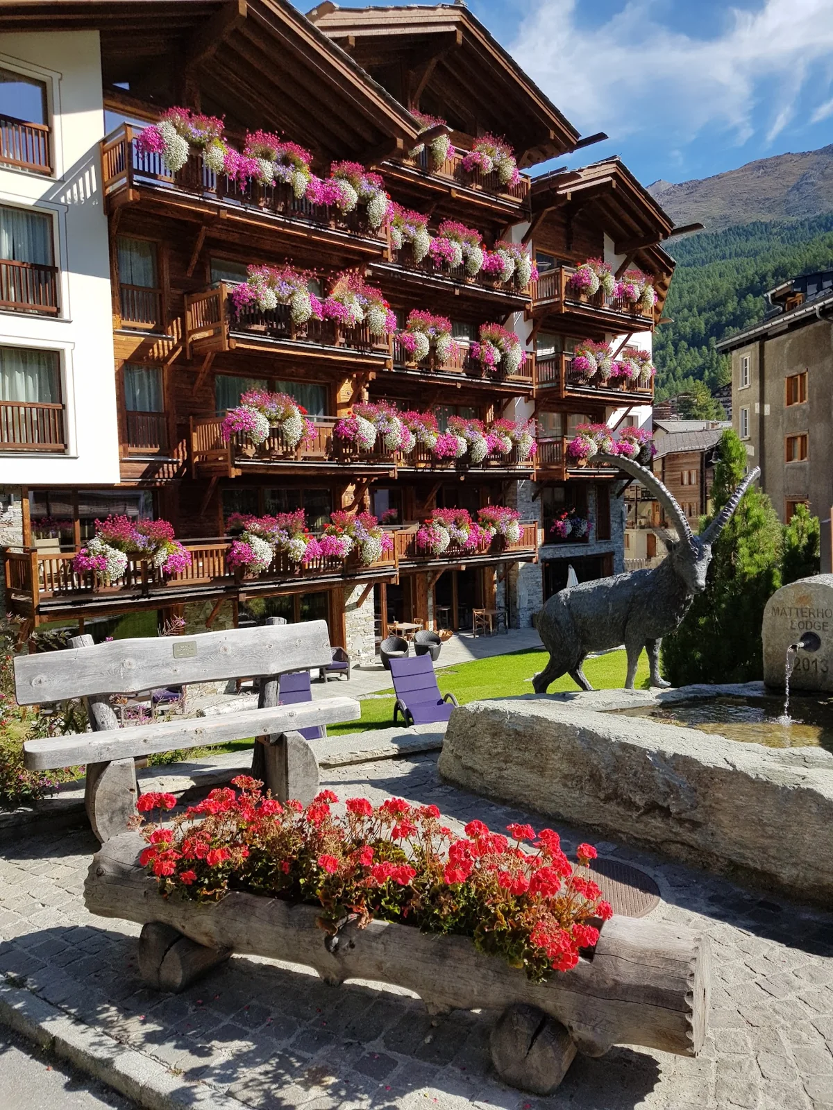 Varandas de madeira e flores no centro de Zermatt