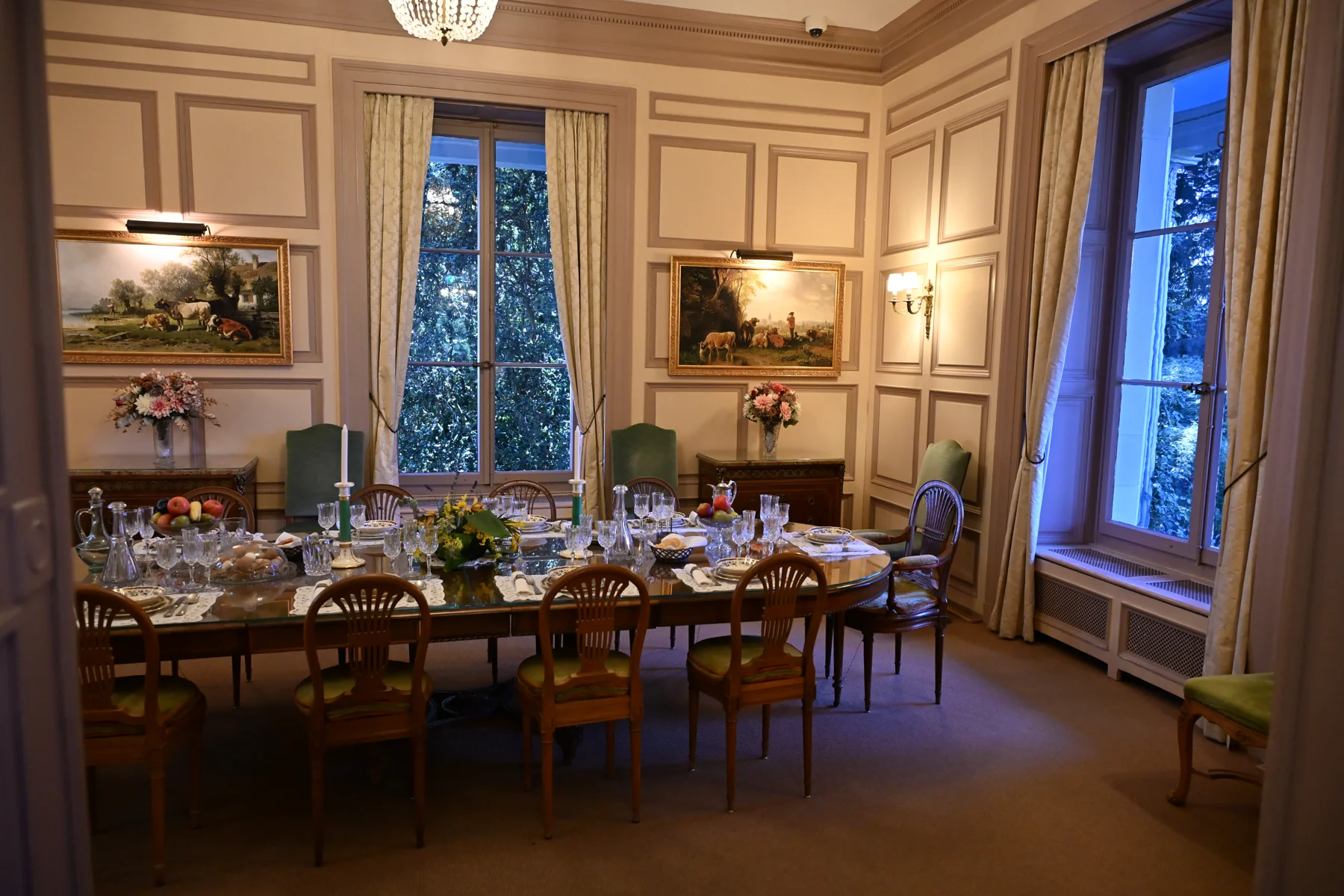 Mesa posta e cadeiras na sala de jantar apresentada no Manoir de Ban