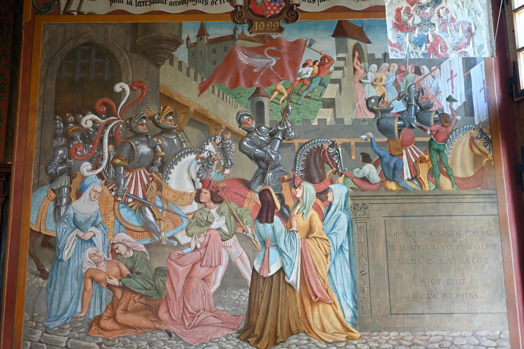 Detalhe de uma pintura mural com personagens e cenas históricas no castelo