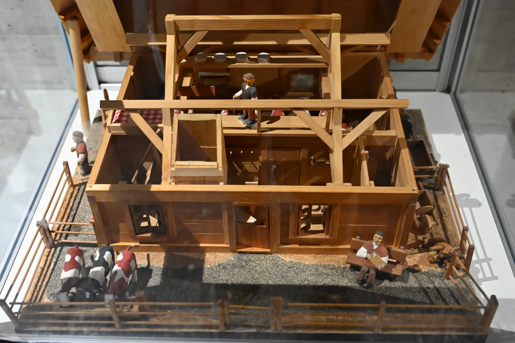 Maquete de estrutura de madeira e trabalho com queijo na exposição