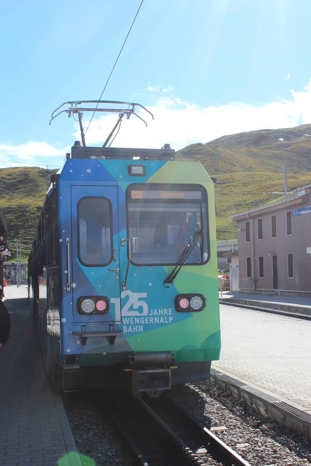 Frente de um trem da Wengernalpbahn com pintura dos 125 anos