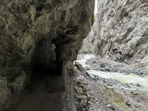 Rio Lütschine sob as paredes de rocha e junto à galeria da Garganta do Glaciar de Grindelwald