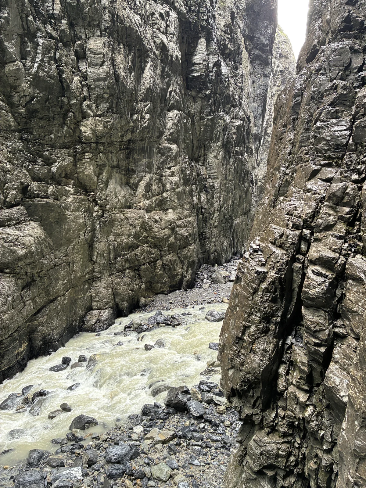 Água corrente entre paredes estratificadas da Garganta do Glaciar de Grindelwald