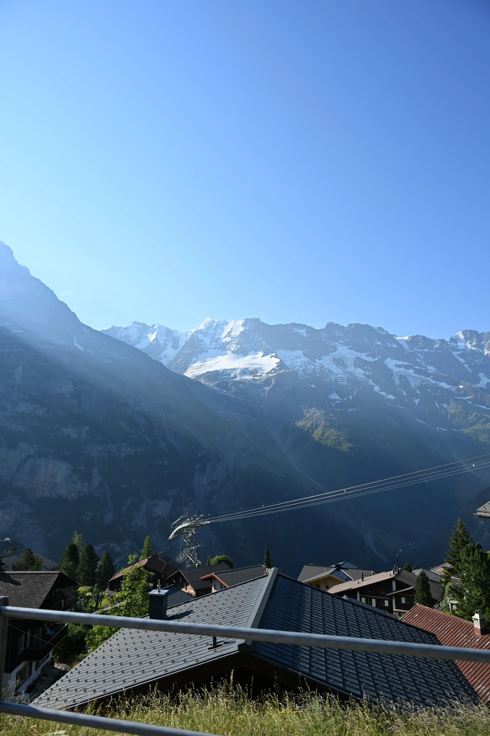 Telhados de Mürren e montanhas do lado oposto do vale