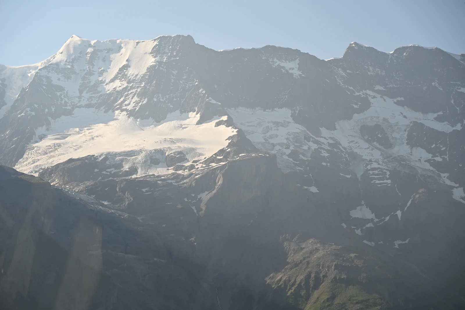 Montanhas com neve vistas da região de Mürren em luz intensa