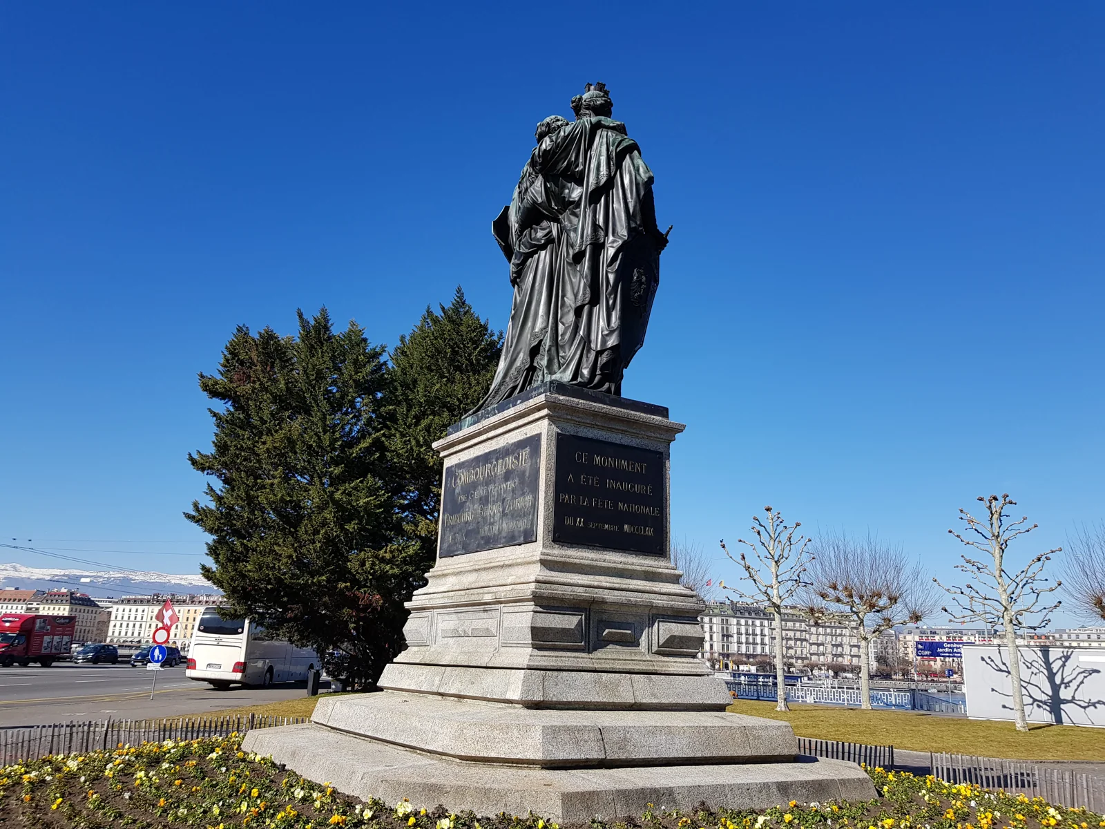 Monumento Nacional no Jardin Anglais, em Genebra, com duas figuras de bronze sobre um pedestal