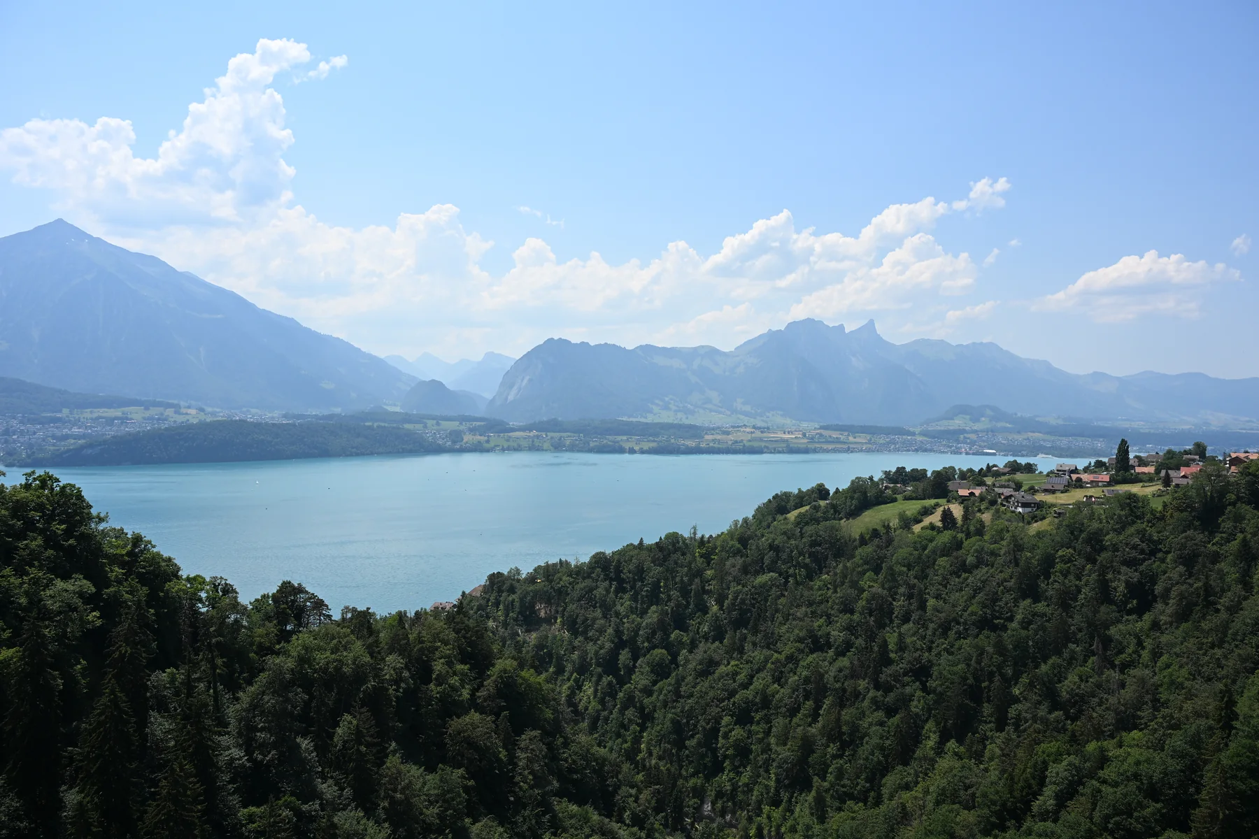 Lago Thun e montanhas vistos da ponte de Sigriswil