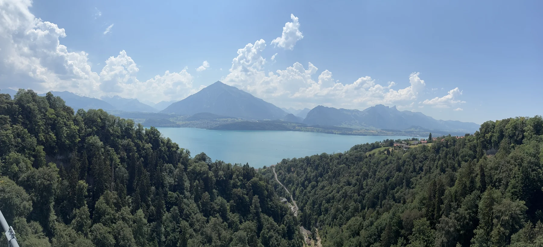 Panorama do Lago Thun e da garganta arborizada visto da ponte de Sigriswil