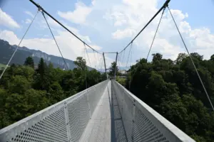 Ponte de Sigriswil com piso metálico, cabos e pórtico sobre a garganta