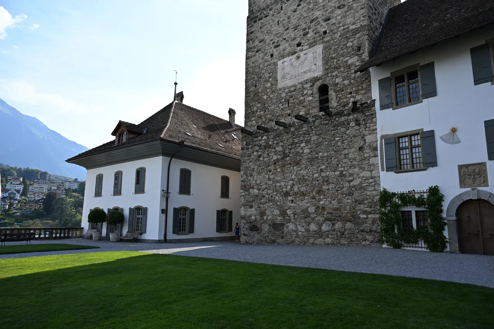 Novo Castelo à esquerda, torre de pedra ao centro e castelo antigo à direita